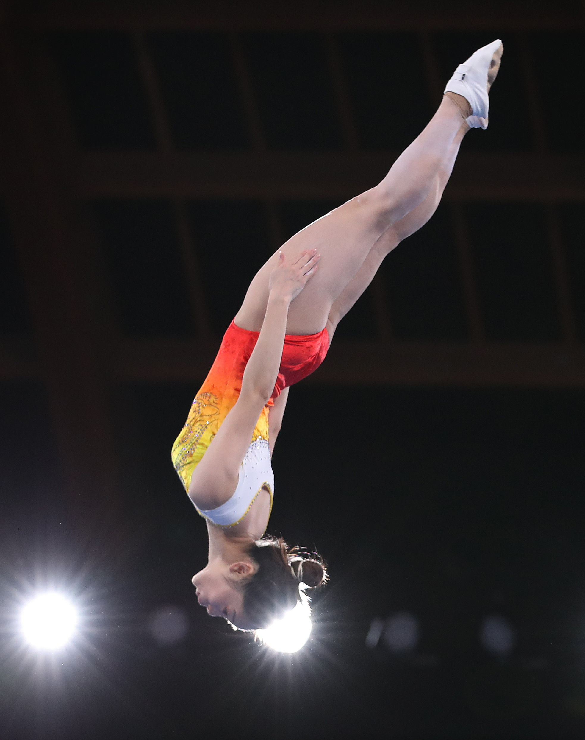 蹦床选手飞身出击，夺得冠军