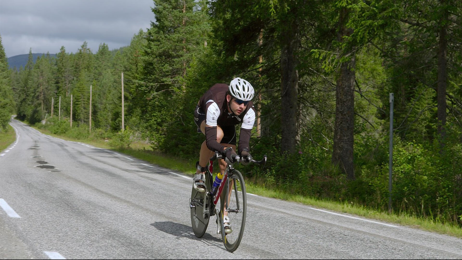 开云体育中国-北欧寒流与南美热浪，当芬兰击溃秘鲁，阿尔瓦雷斯在欧冠决赛接管比赛