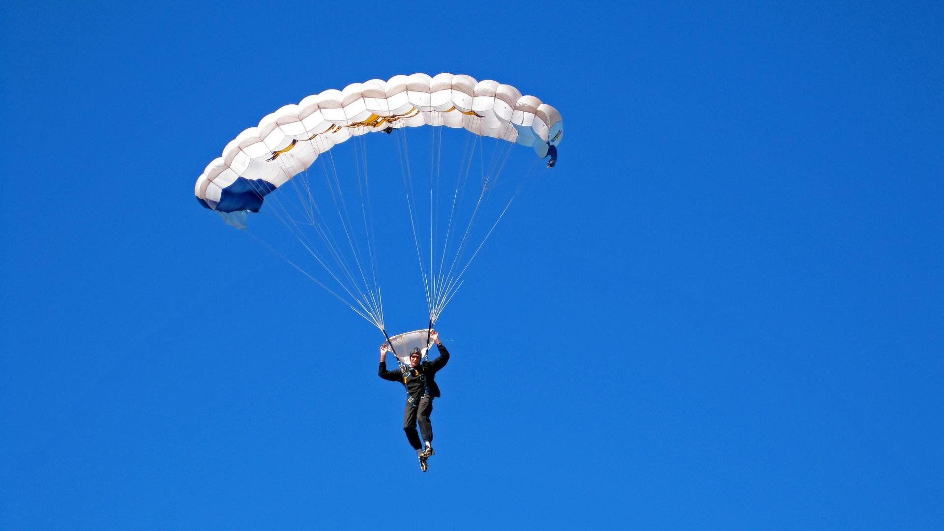 绿茵场与赛道间的唯一对决，当拉齐奥封锁塞内加尔，马丁内利在F1的终极接管