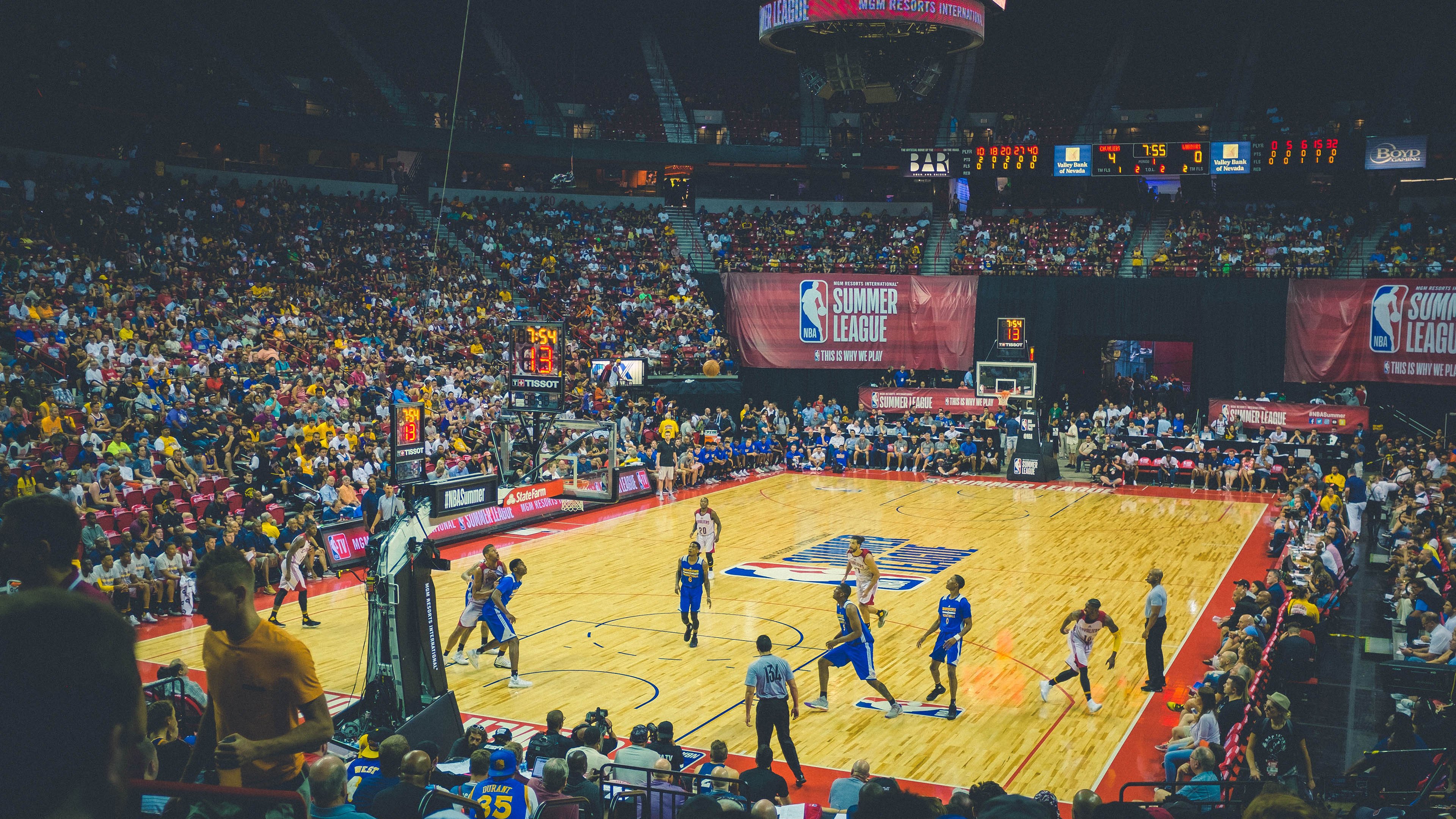 英超争冠焦点战与篮网带走吉林队，体育世界的双重奏